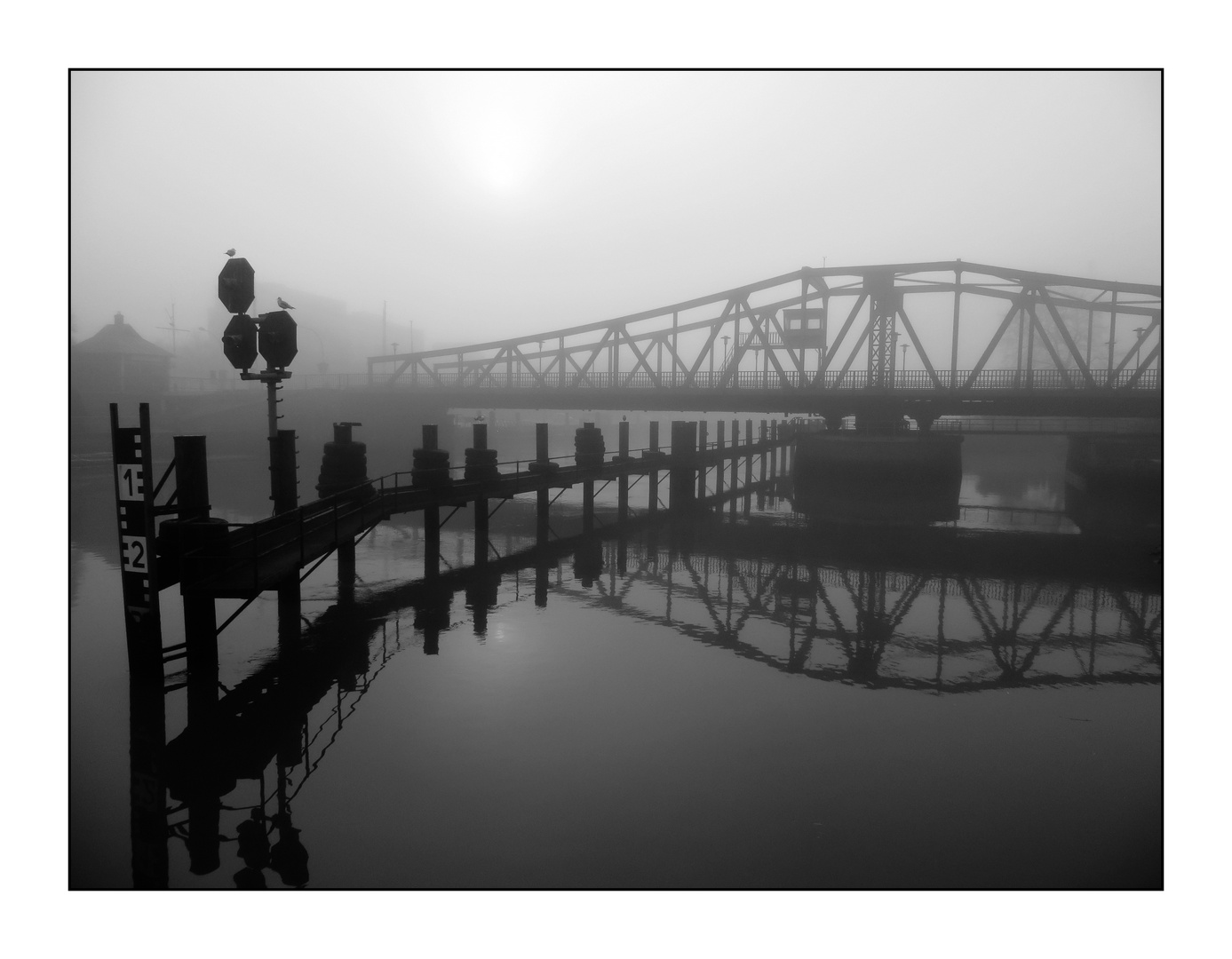 Brücke im Nebel