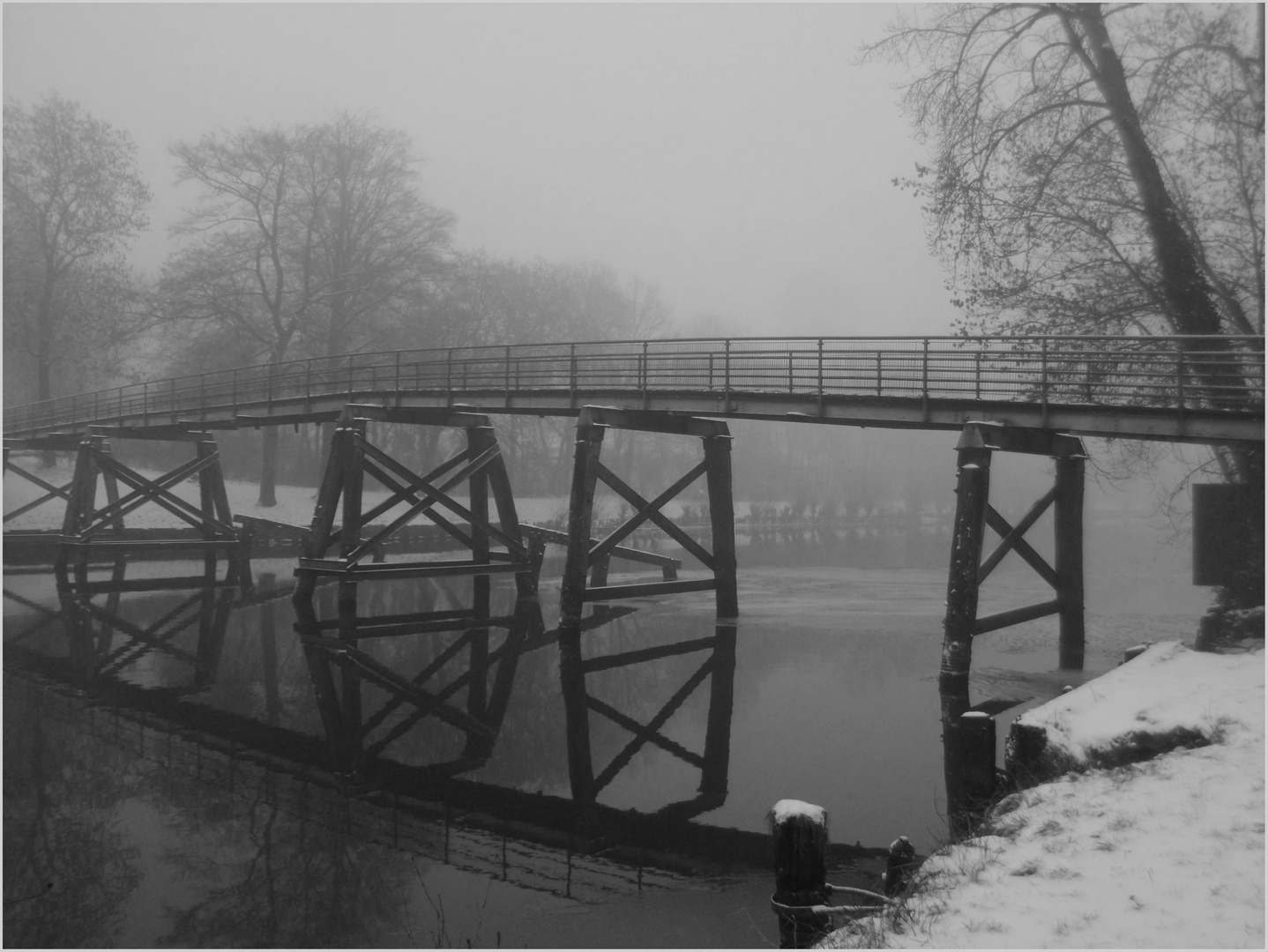 Brücke im Nebel