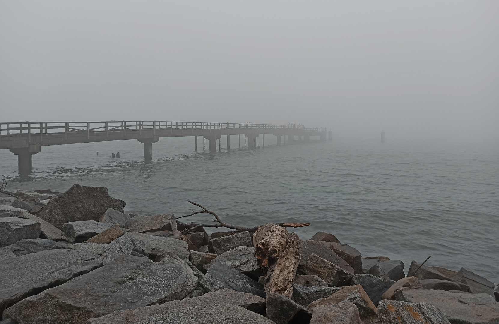 Brücke im Nebel