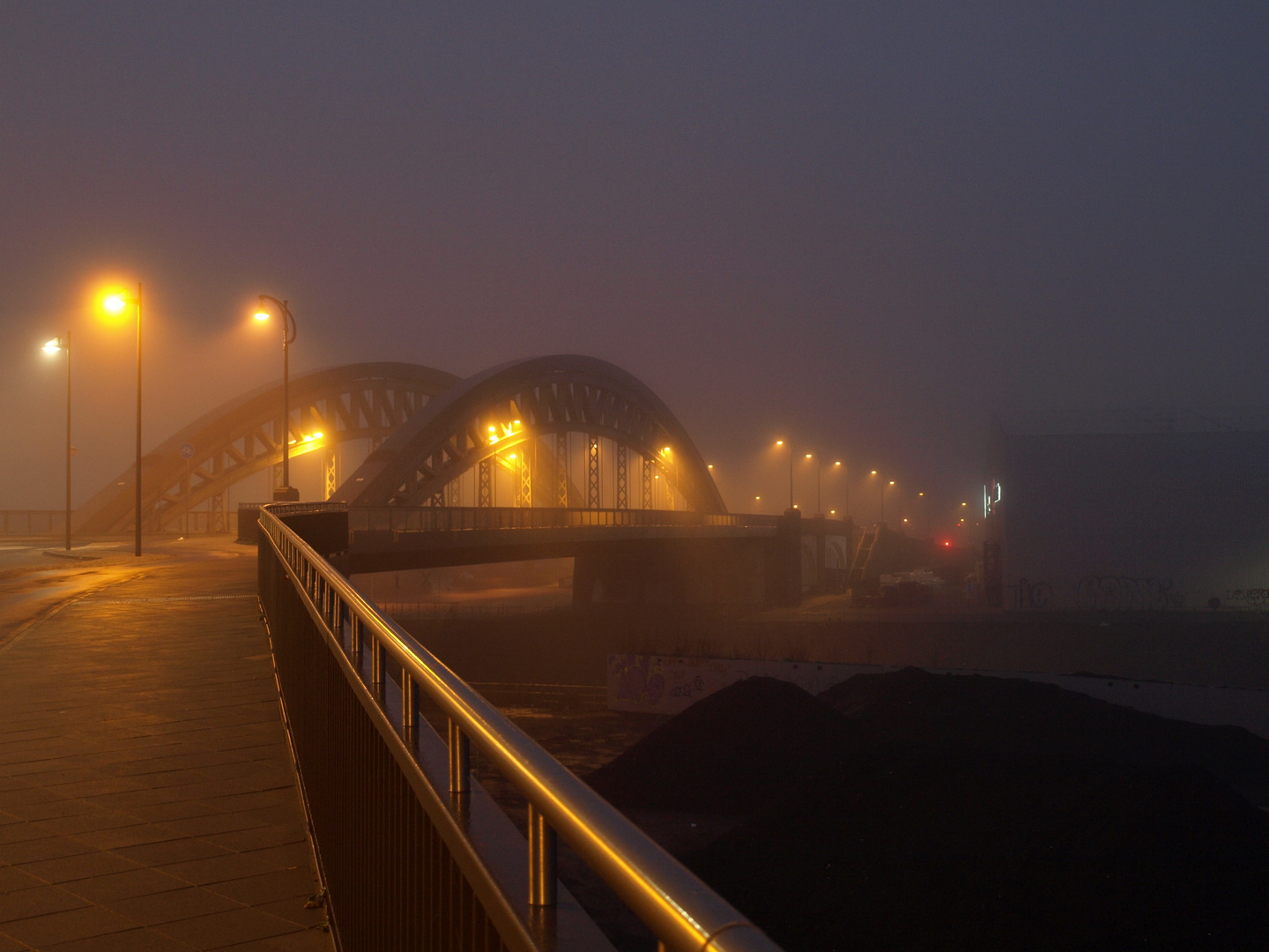 Brücke im Nebel