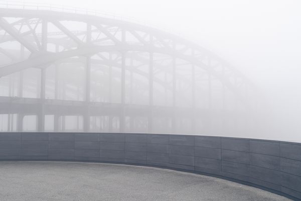 Brücke im Nebel