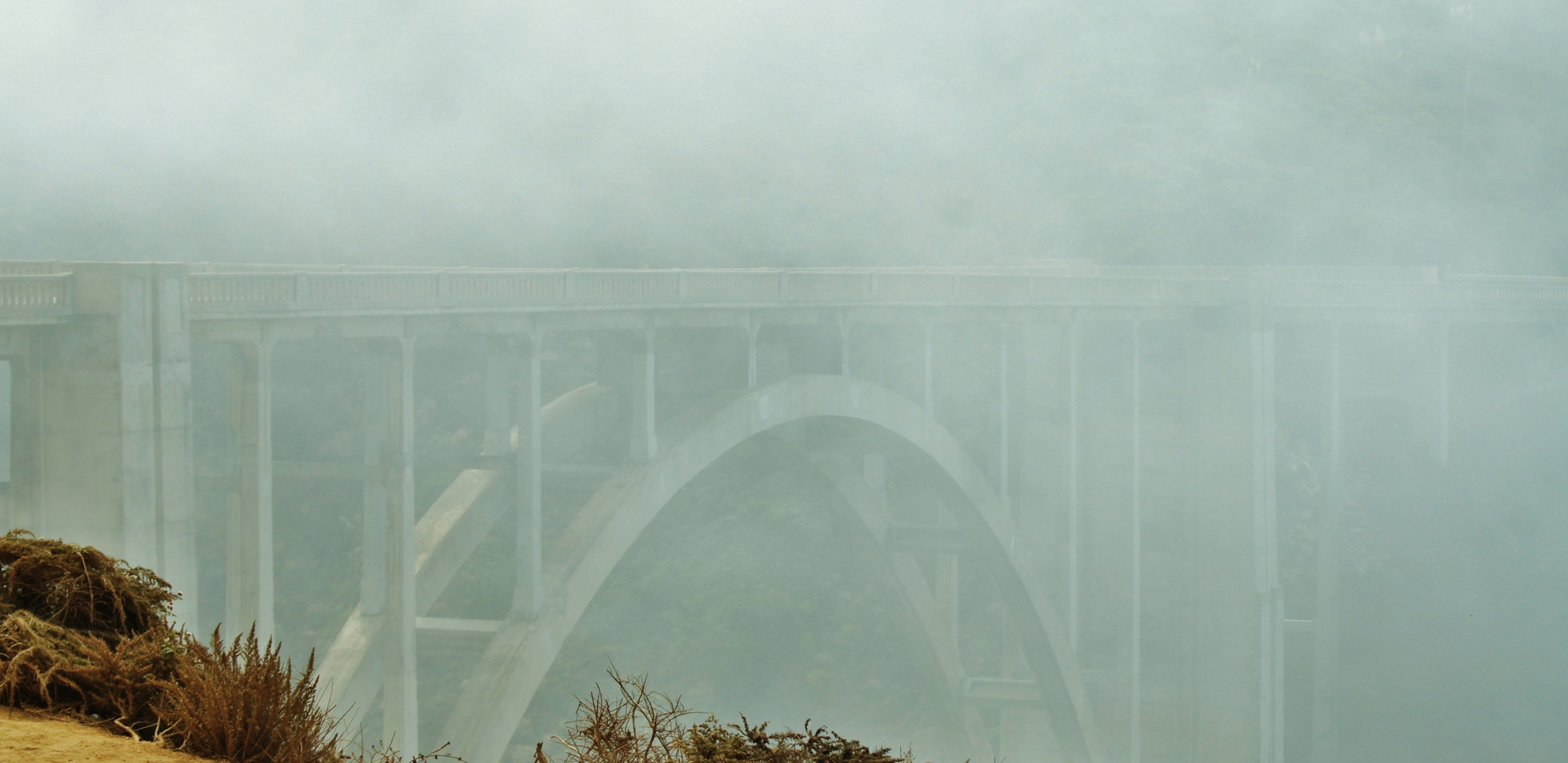 Brücke im Nebel