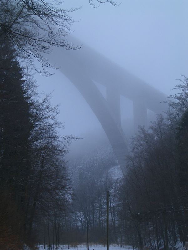 Brücke im Nebel