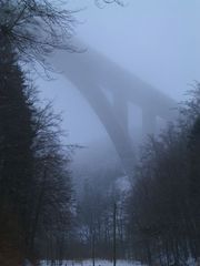 Brücke im Nebel