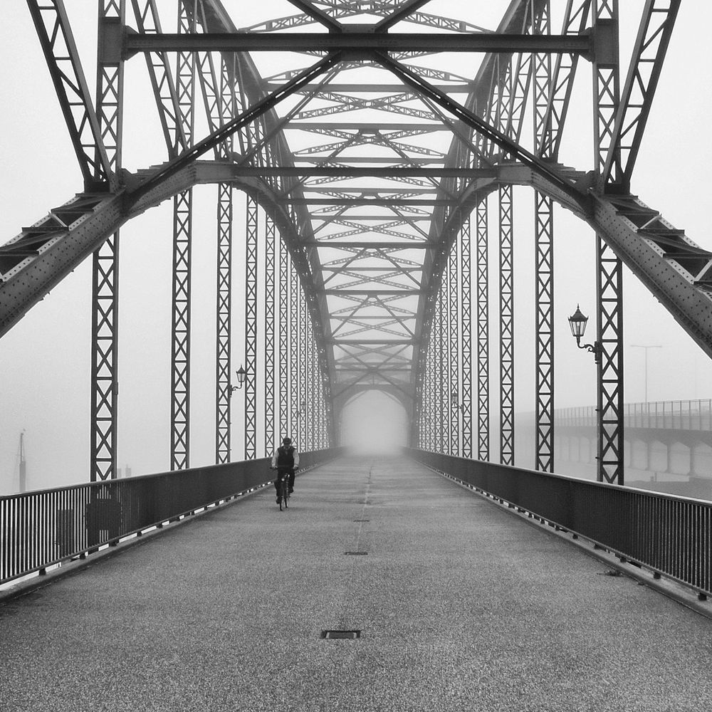 Brücke im Nebel