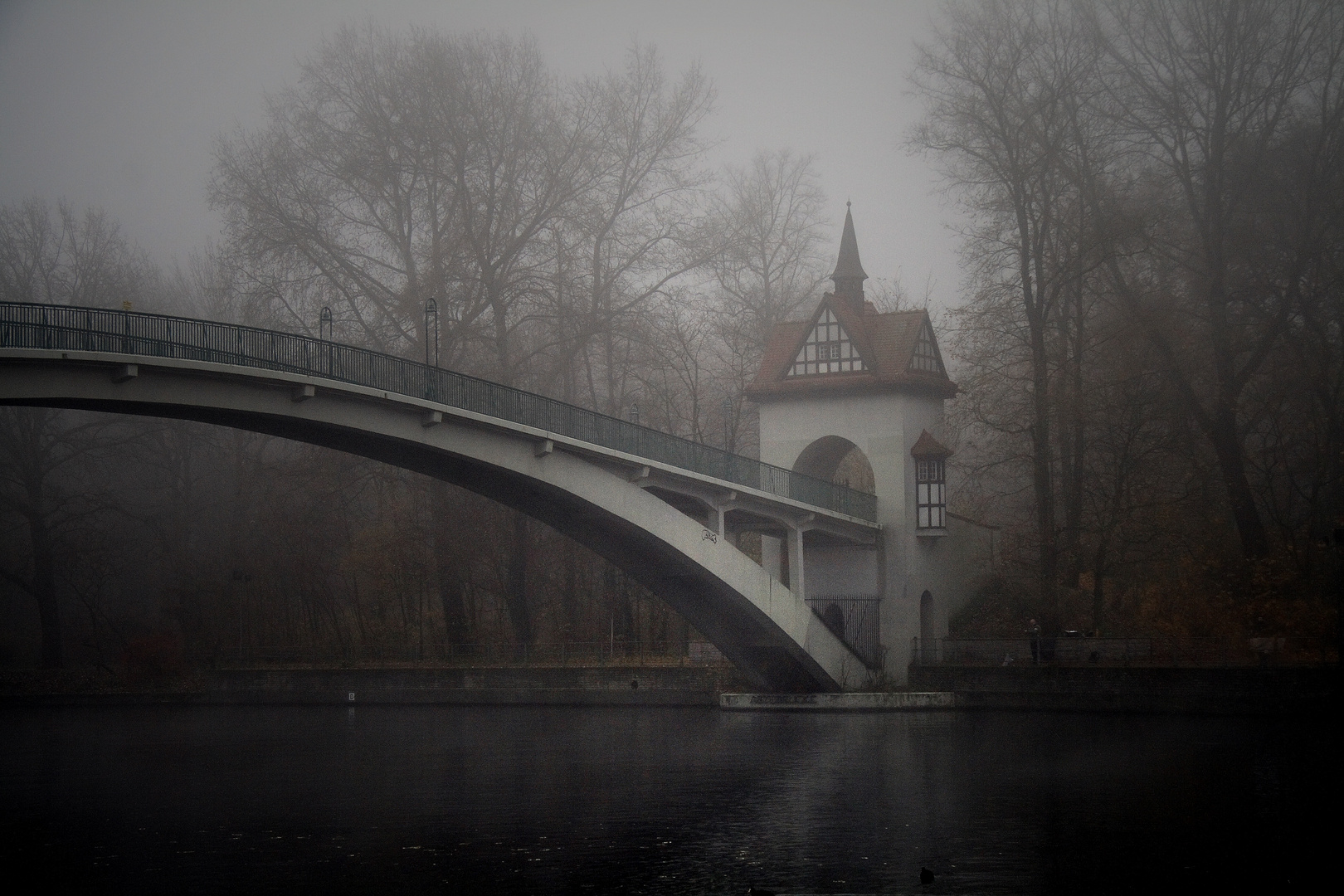 Brücke im Nebel