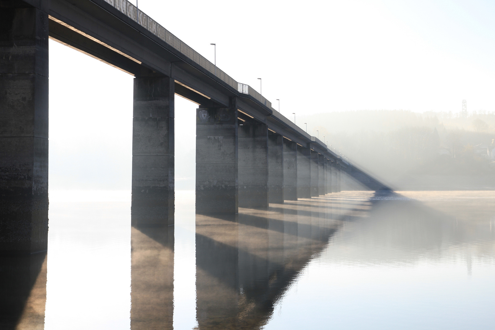 Brücke im Nebel