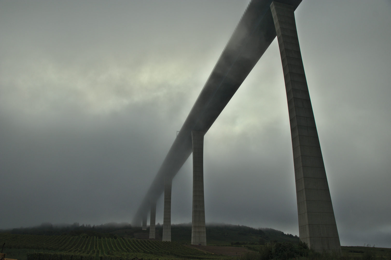 Brücke im Nebel