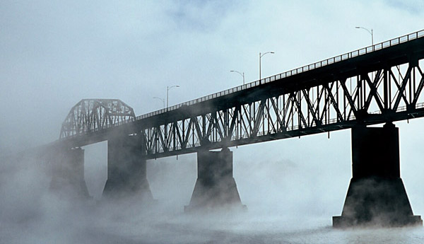 Brücke im Nebel