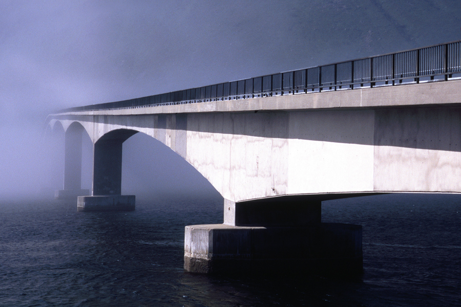 Brücke im Nebel auf den Lofoten in Norwegen