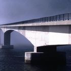 Brücke im Nebel auf den Lofoten in Norwegen