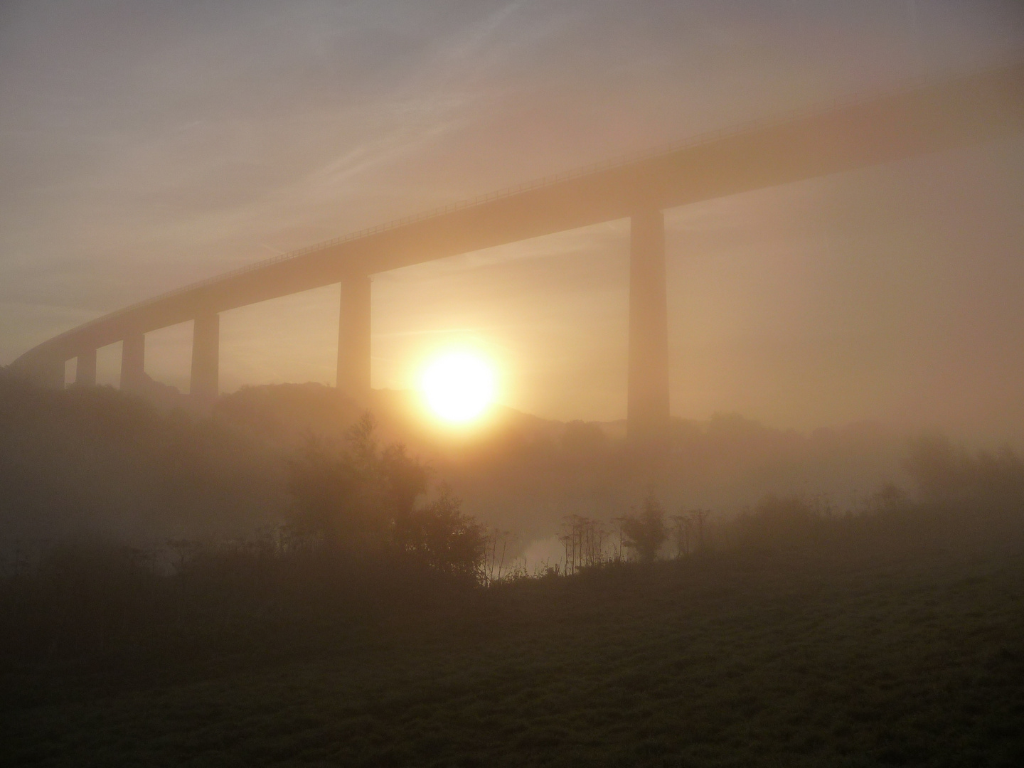 Brücke im Nebel