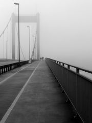 Brücke im Nebel