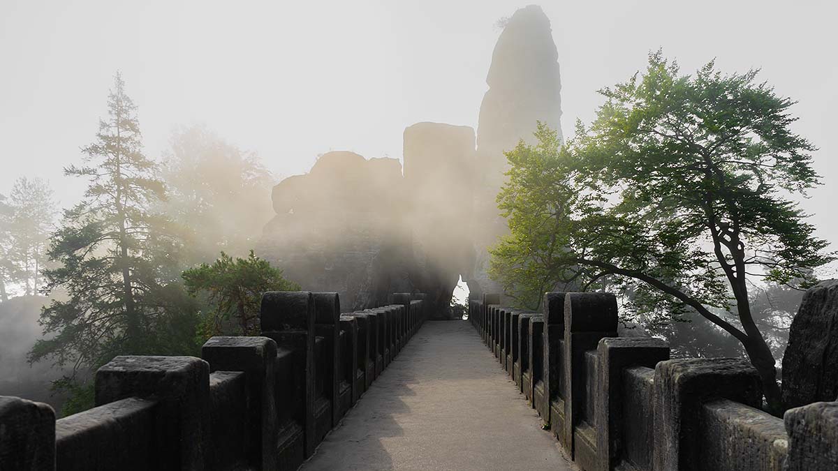 Brücke im Nebel