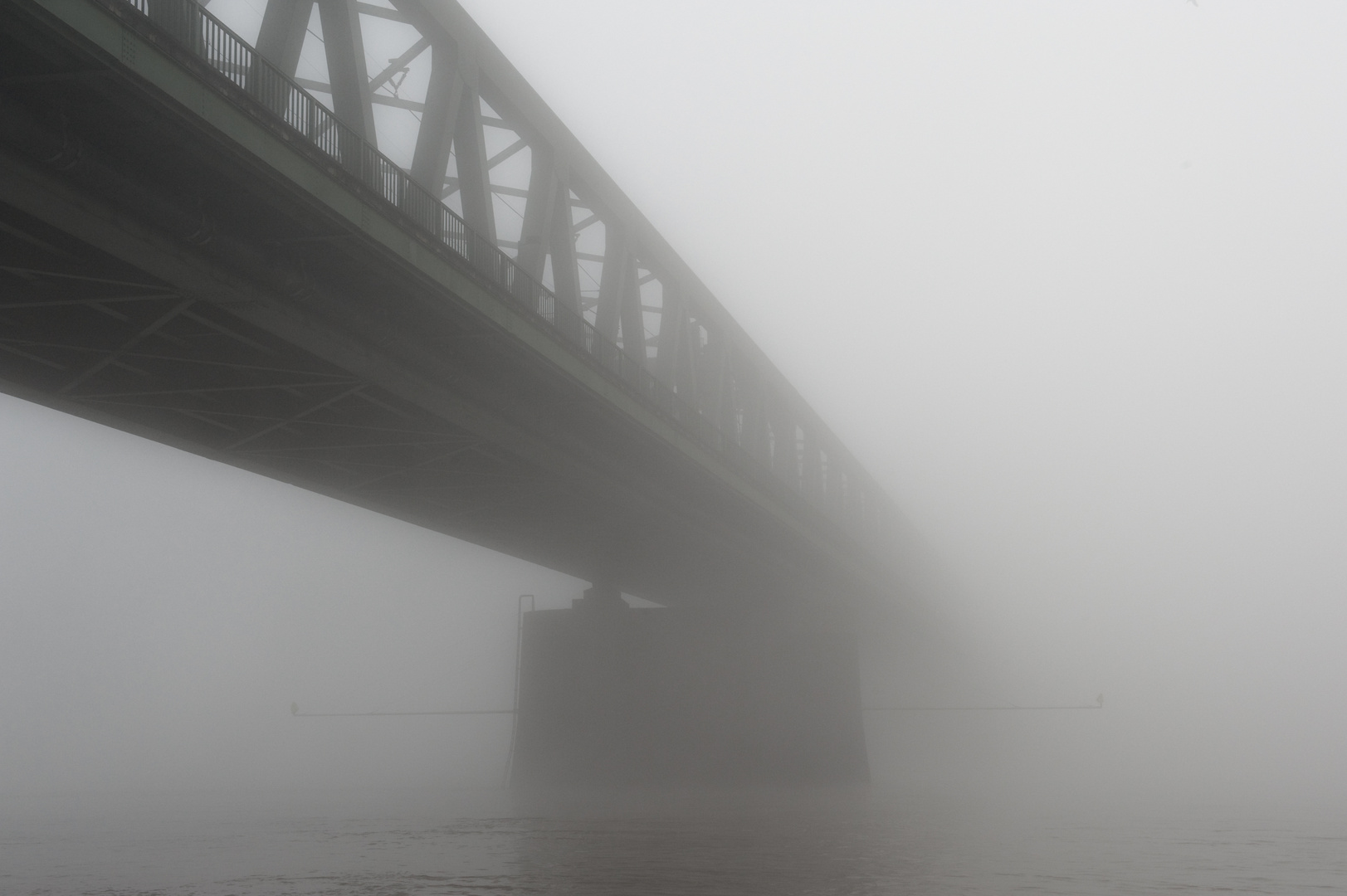 Brücke im Nebel