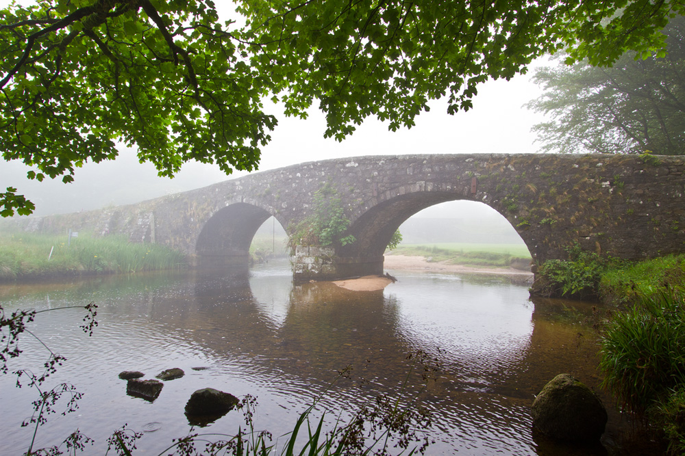 Brücke im Nebel, Dartmoor, England