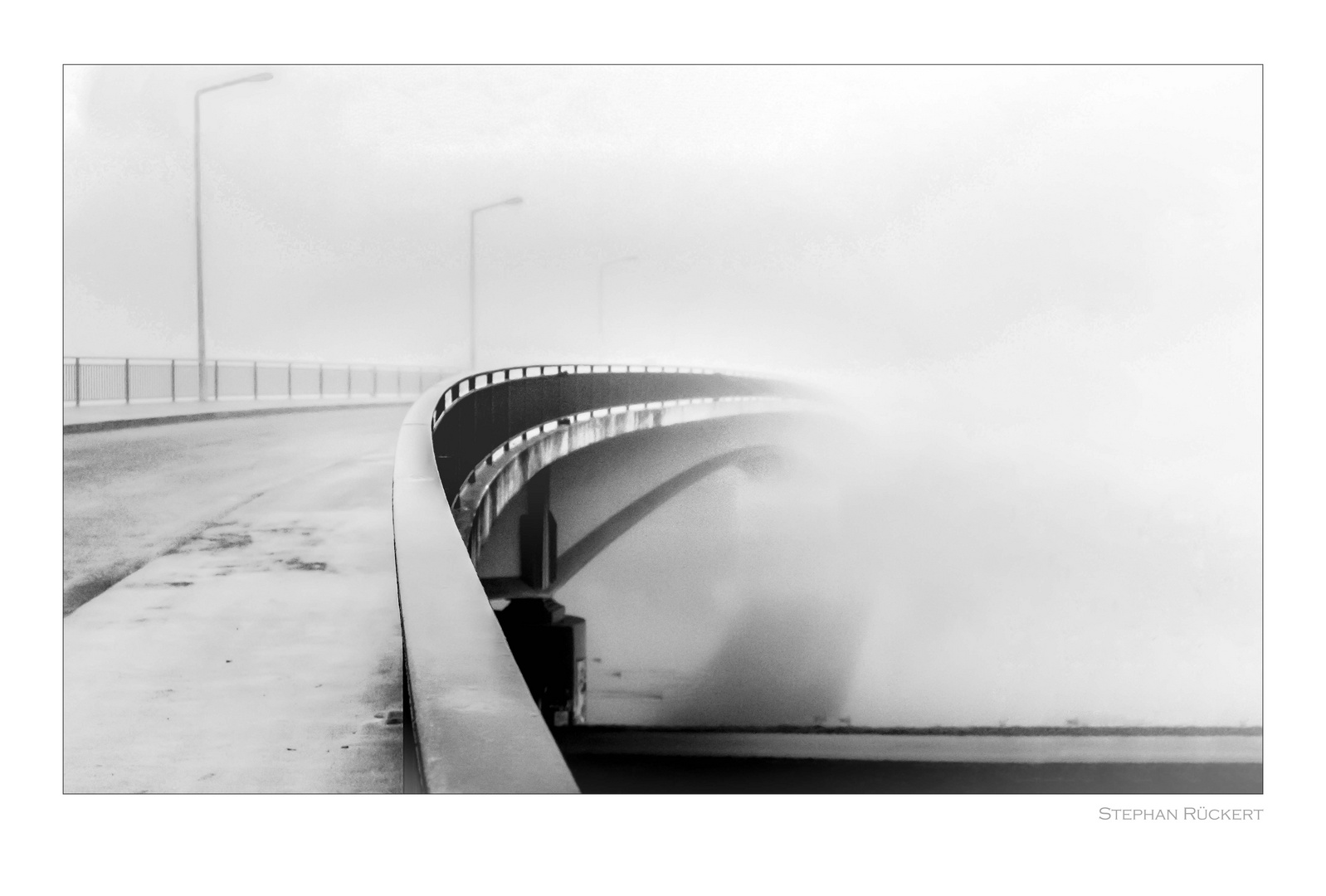 Brücke im Nebel