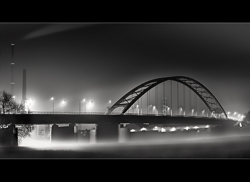 Brücke im Nebel