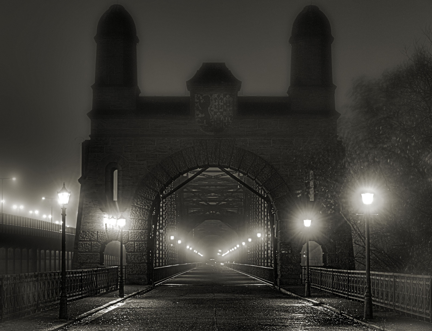 Brücke im Nebel