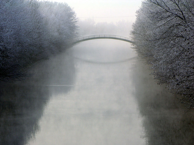 Brücke im Nebel