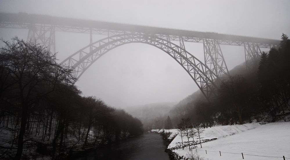 Brücke im Nebel