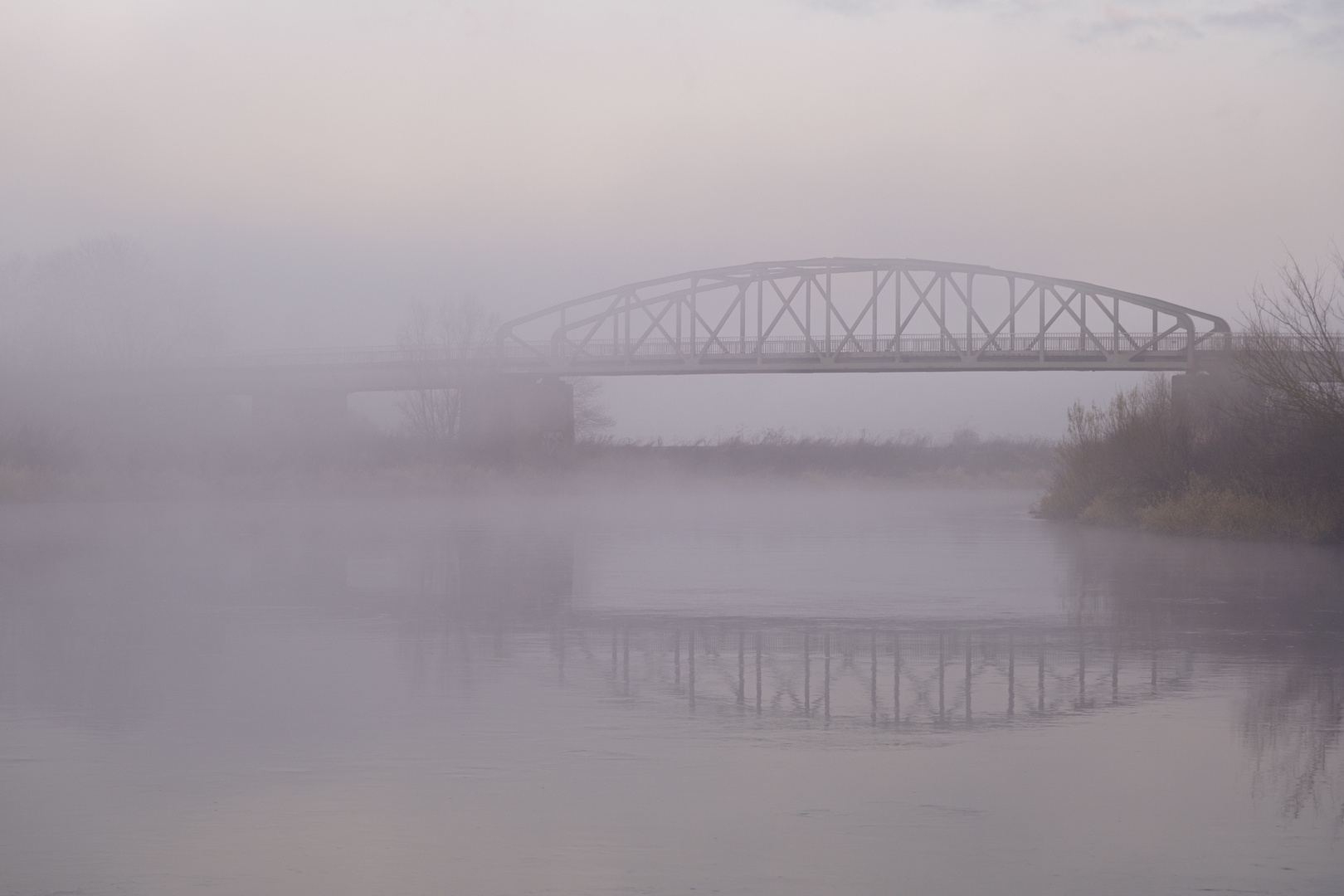 Brücke im Nebel