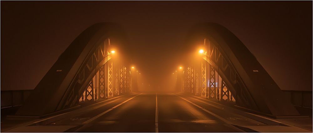 Brücke im Nebel (II)