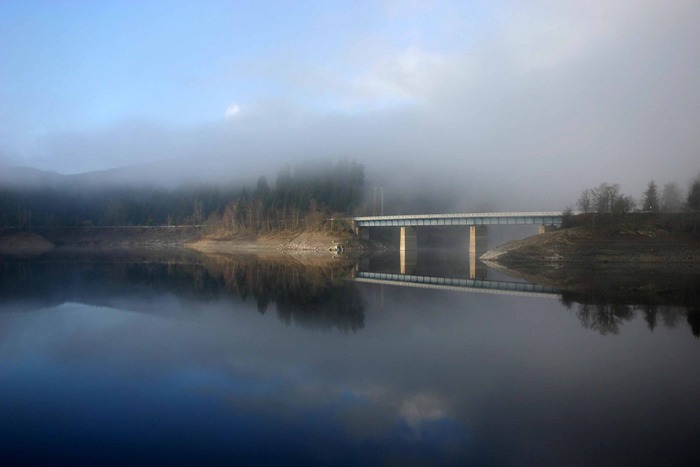 Brücke im Nebelfeld