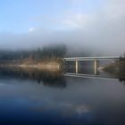 Brücke im Nebelfeld