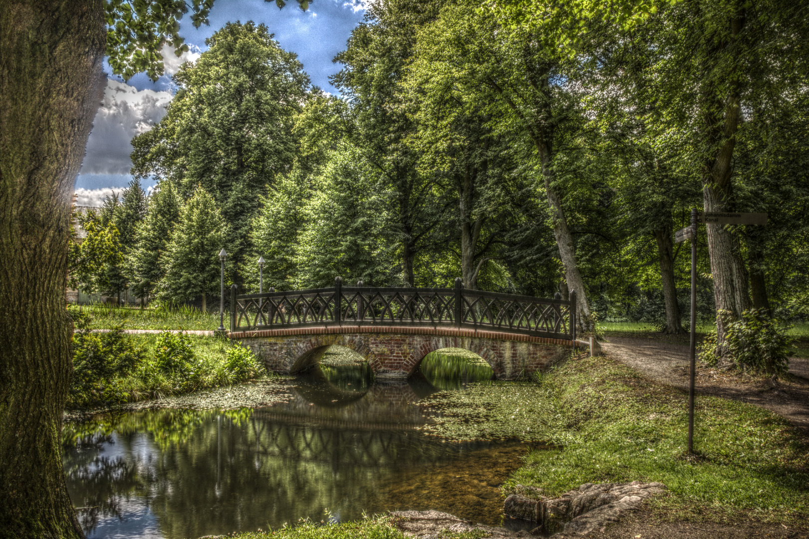 Brücke im Park - HDR