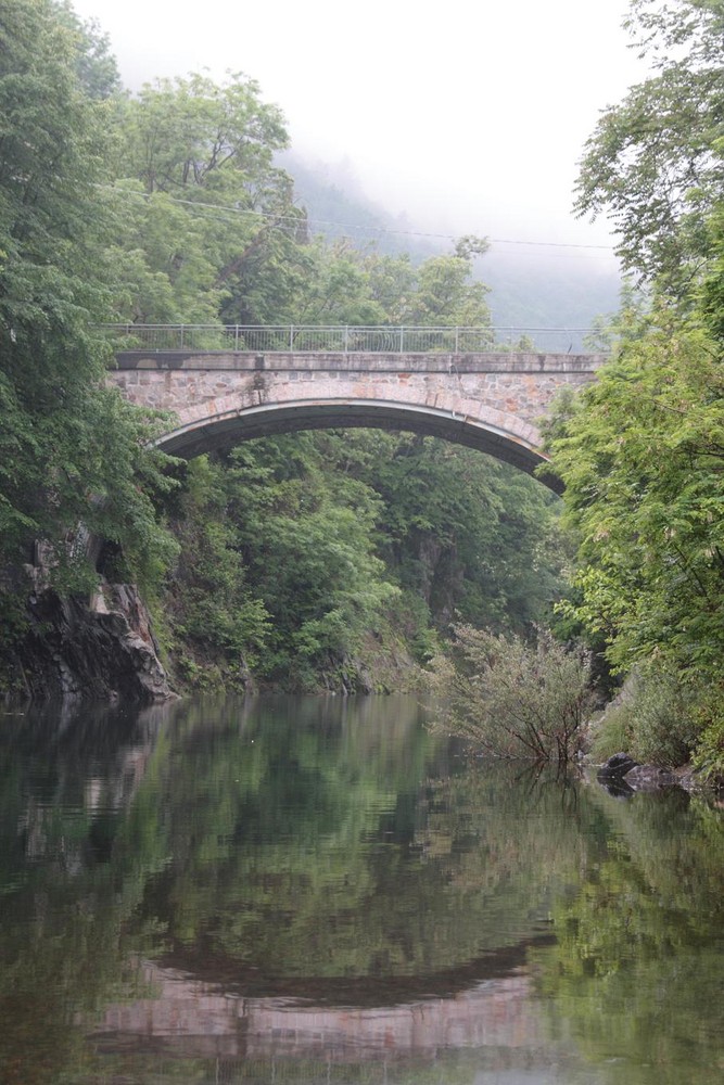 Brücke im Regen - Valle Cannobino