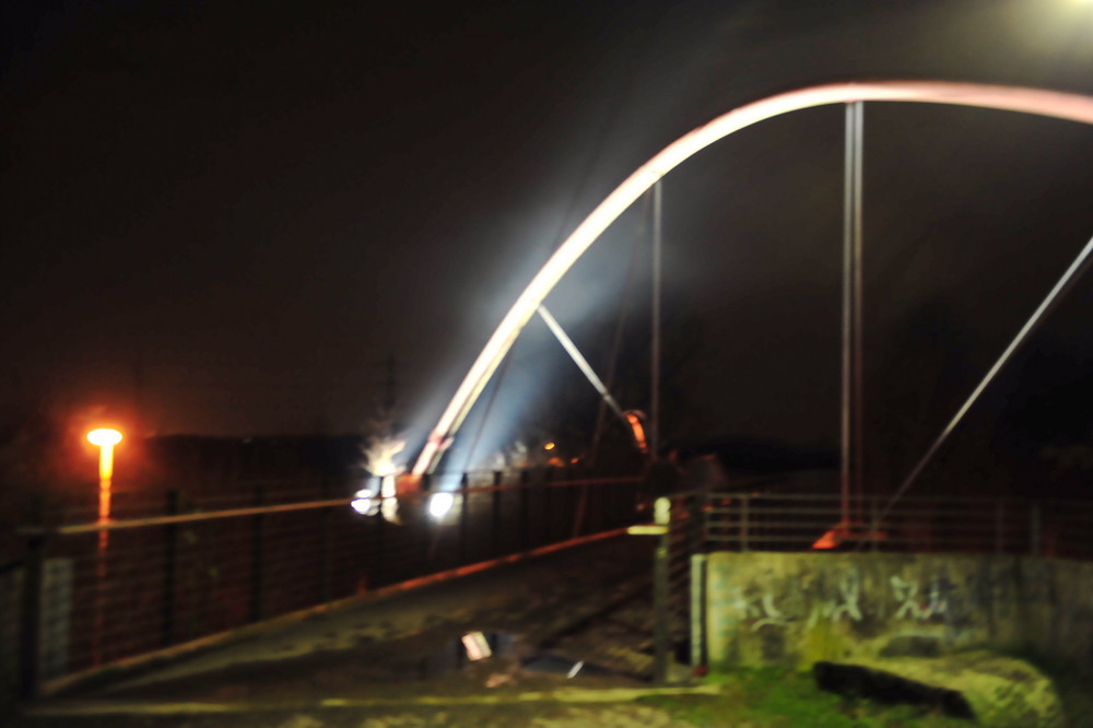 Brücke im Scheinwerferlicht