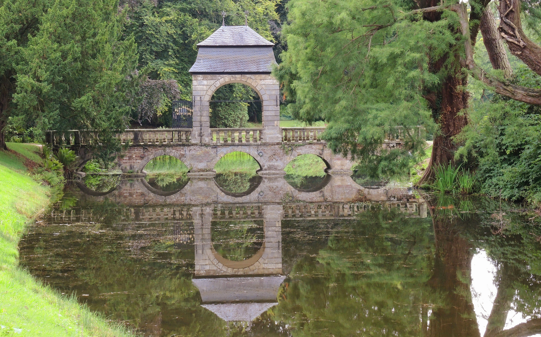 Brücke im Schlosspark 