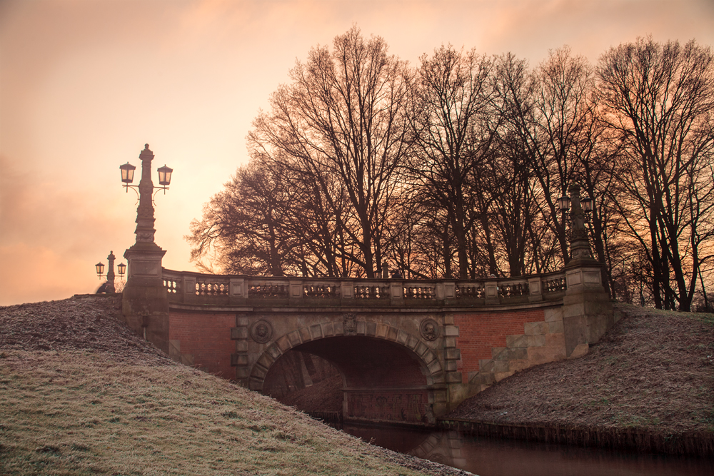 Brücke im Sonnenlicht.