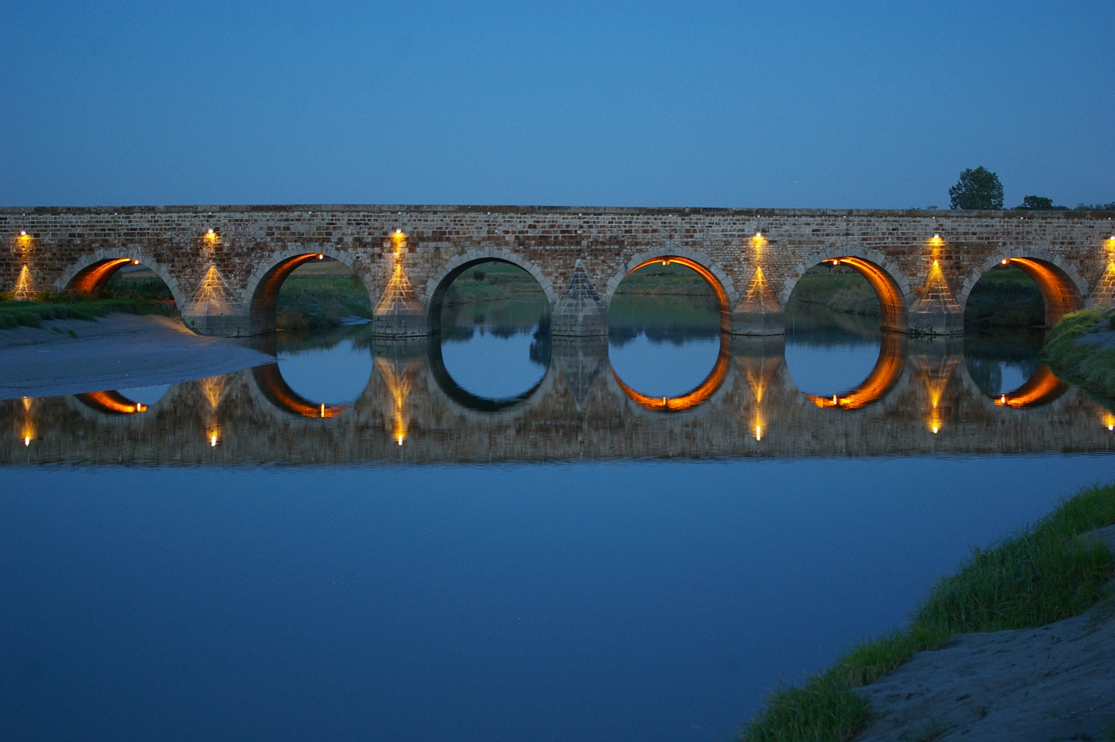 Brücke im Spiegel