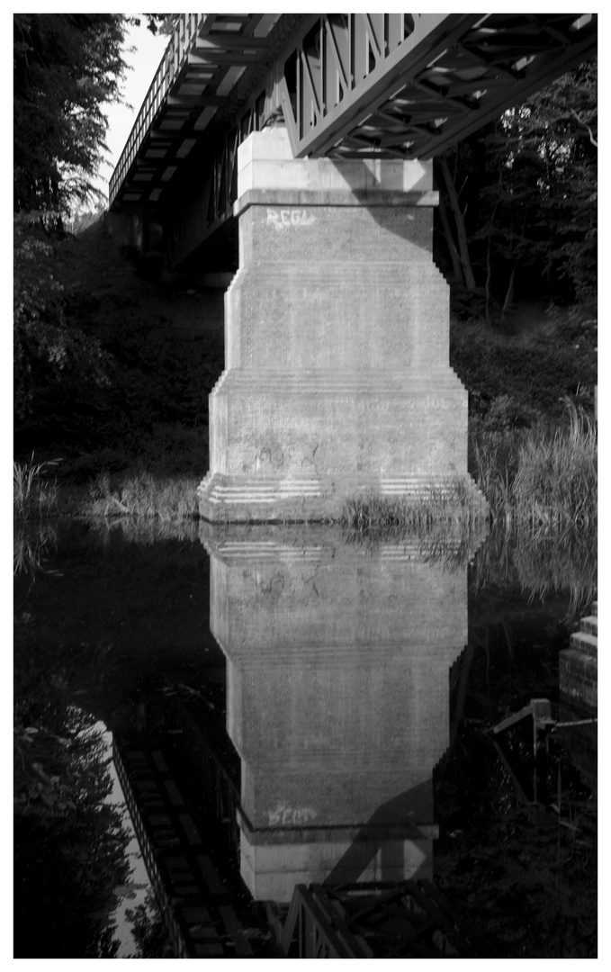 Brücke im Spiegel