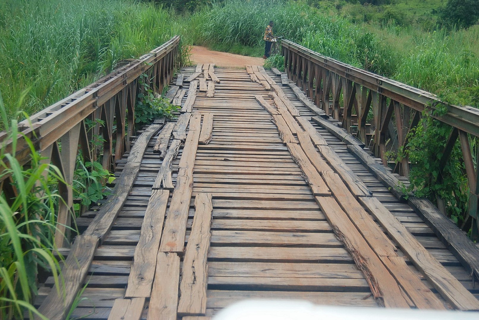 Brücke im tansanischen Buschland