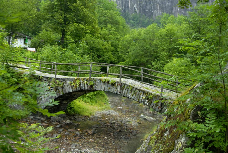 Brücke im Val Bavona (im Valle Maggia)