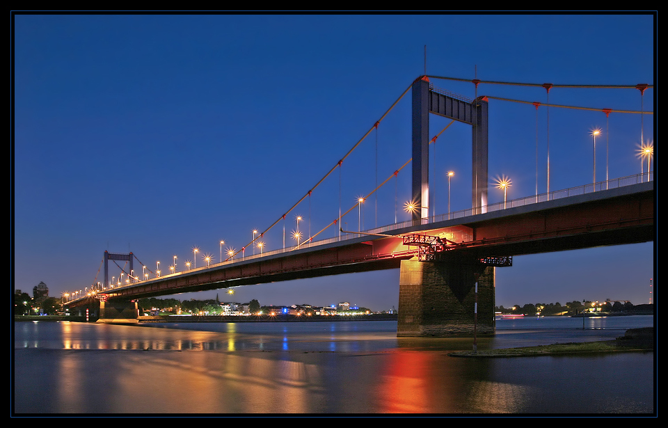 Brücke in Blau