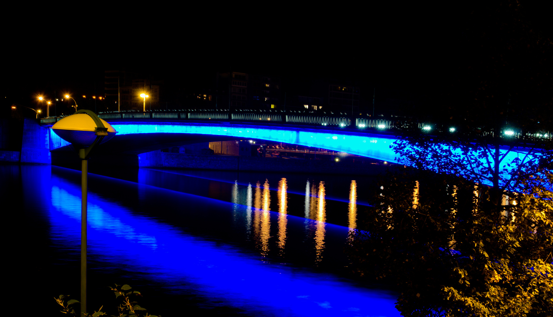 Brücke in blau