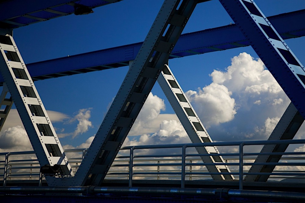 Brücke in Blau - Weiss