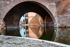 Bruecke in Comacchio mit Spiegelung