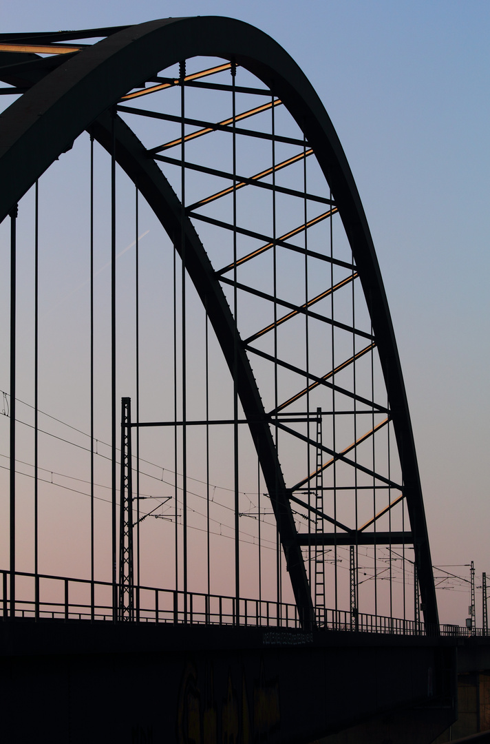 Brücke in den Abend