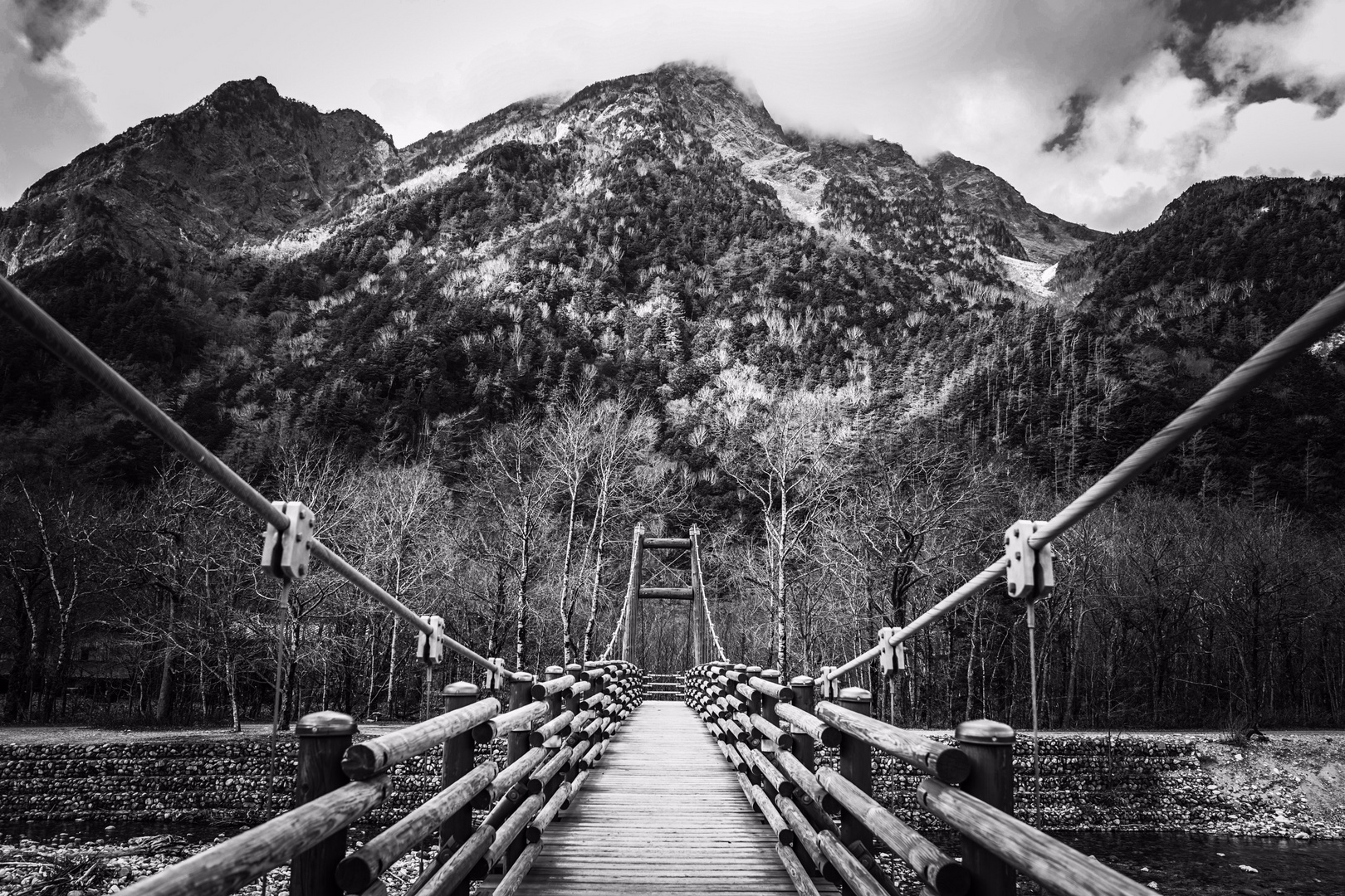 Brücke in den japanischen Alpen