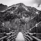 Brücke in den japanischen Alpen