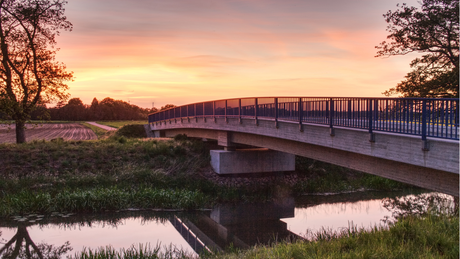 *** Brücke in den Sonnenuntergang ***