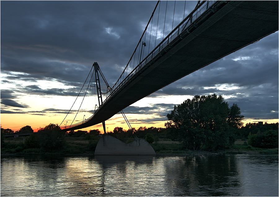 Brücke in den Sonnenuntergang