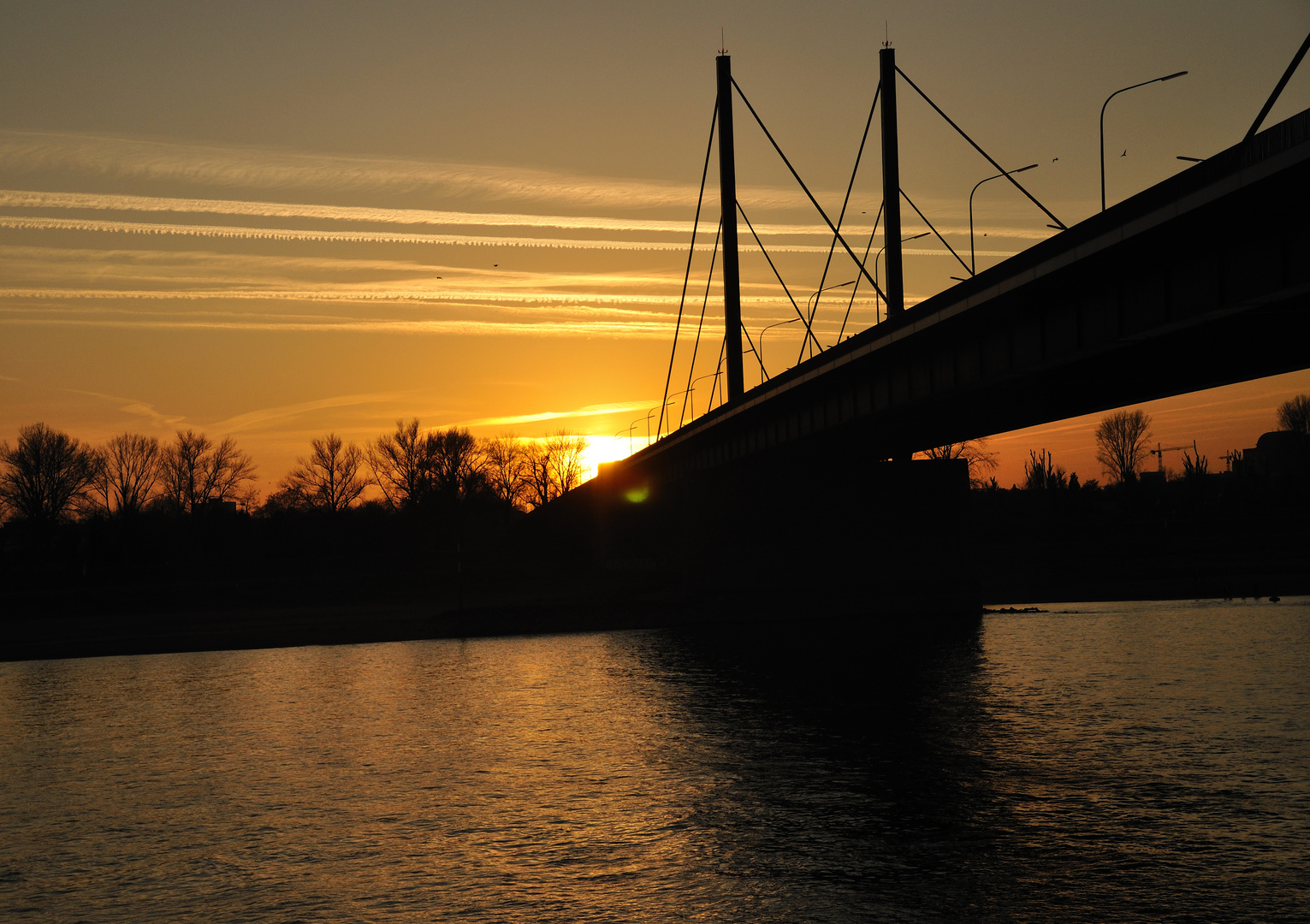 Brücke in den Sonnenuntergang