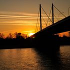 Brücke in den Sonnenuntergang