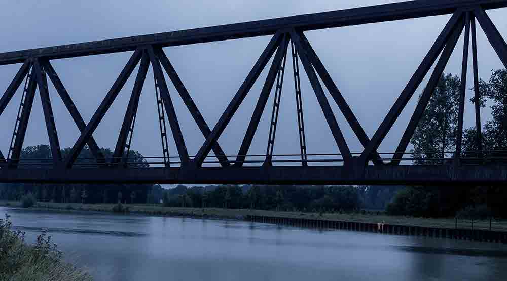 Brücke in der Dämmerung